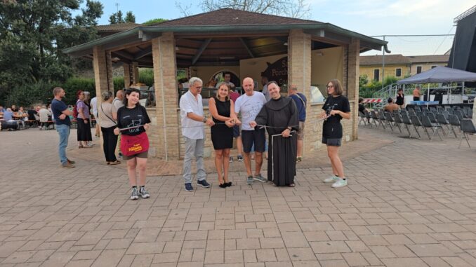 Inaugurata la 49esima edizione della Sagra della Porchetta di Costano, pienone per Manuel Malanotte