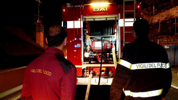 Incendio a Bastia, fiamme invadono appartamento, ragazza in ospedale