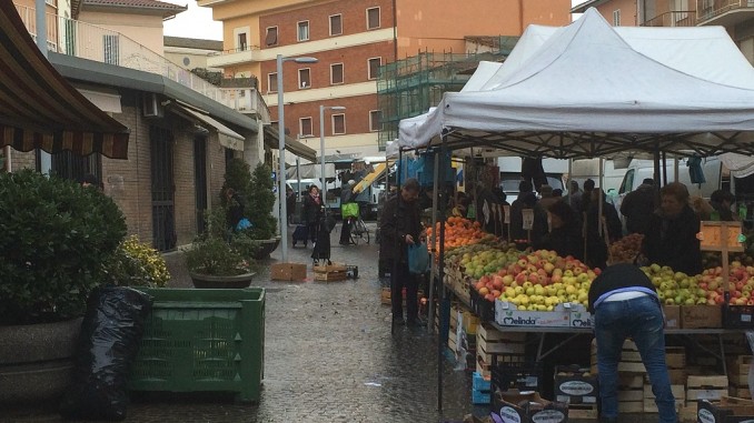 Marco Nicolini, spuntista al mercato rionale, senza lavoro fino al 31 marzo