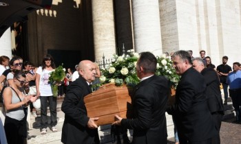 Funerale di Stefano Tortoioli, tanta gente a Santa Maria