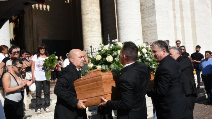 Funerale di Stefano Tortoioli, tanta gente a Santa Maria