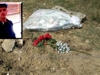 Tragedia sabato sera, Antonio è morto schiacciato, fiori sul posto