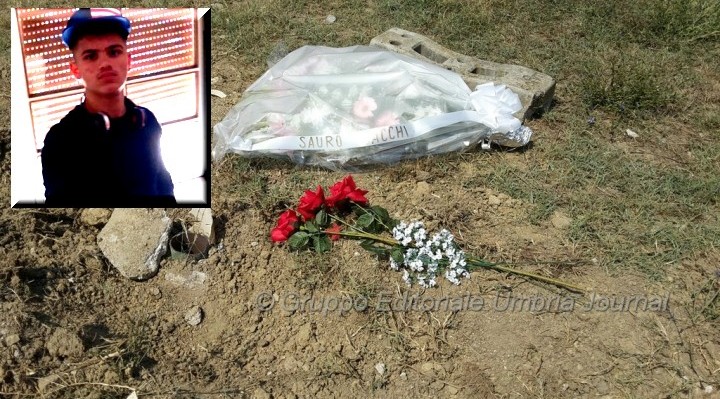 Tragedia sabato sera, Antonio è morto schiacciato, fiori sul posto