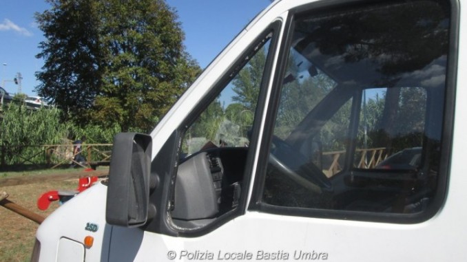 Furgone rubato Modena (1) Agenti polizia locale ritrovano furgone
