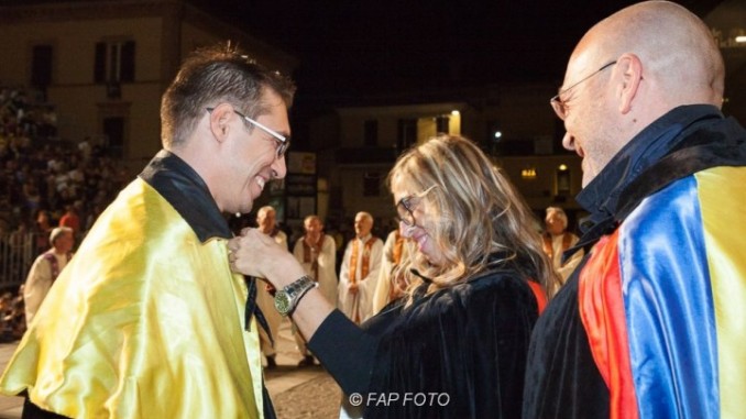 Rione Sant’Angelo sfila al Palio de San Michele "I piedi come radici, la testa come foglie”
