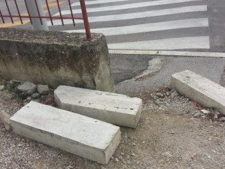 Marciapiede fatiscente, buche pericolose e uno stato di abbandono allucinante!!! di Morena Zingales Una strada senza marciapiede e in alcuni tratti dissestata ai lati.