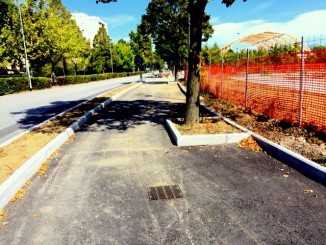 Approvato dalla Giunta Comunale di Bastia Umbra il progetto esecutivo per la realizzazione della pista ciclo-pedonale di via Cipresso, che riguarderà il tratto che va dall’ex scuola fino alla rotatoria che incrocia via Berlino e via Madonna di Campagna. L’intervento prevede un percorso con sede propria parallelo alla strada, con relativa segnaletica orizzontale e verticale, separato da appositi cordoli e paletti, realizzati con materie plastiche prime e secondarie, proveniente dal riciclo di residui industriali e/o materiali da pre e/o post consumo, materiale che altrimenti sarebbe stato destinato unicamente alla discarica, rendendo questo intervento ecosostenibile.  