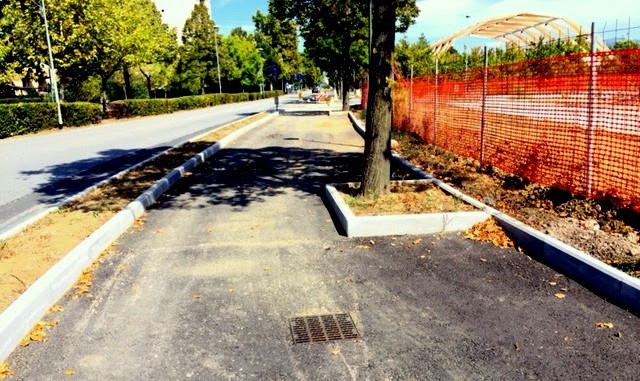pista-ciclabile Approvato dalla Giunta Comunale di Bastia Umbra il progetto esecutivo per la realizzazione della pista ciclo-pedonale di via Cipresso, che riguarderà il tratto che va dall’ex scuola fino alla rotatoria che incrocia via Berlino e via Madonna di Campagna. L’intervento prevede un percorso con sede propria parallelo alla strada, con relativa segnaletica orizzontale e verticale, separato da appositi cordoli e paletti, realizzati con materie plastiche prime e secondarie, proveniente dal riciclo di residui industriali e/o materiali da pre e/o post consumo, materiale che altrimenti sarebbe stato destinato unicamente alla discarica, rendendo questo intervento ecosostenibile.