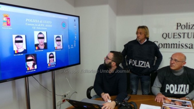 Specializzati in furti e rapine, polizia Assisi smantella banda romeni