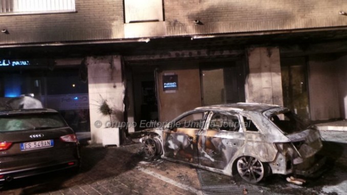 Auto in fiamme a Bastia, nessuna ipotesi esclusa