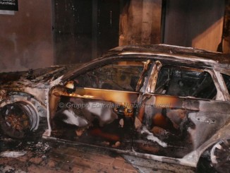 Auto in fiamme a Bastia, incendio sviluppato dal vano motore