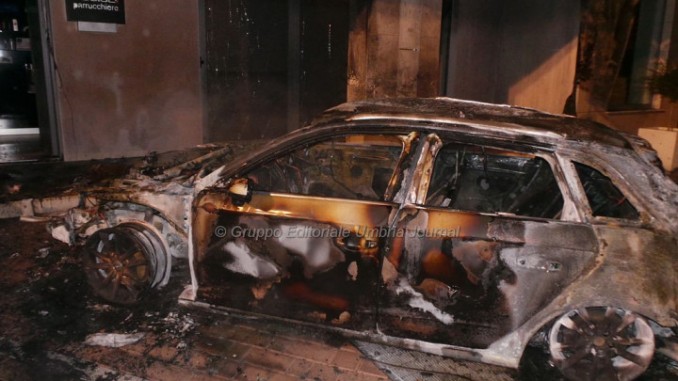 Auto in fiamme a Bastia, incendio sviluppato dal vano motore