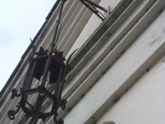Degrado cimitero di Costano, un lettore scrive a Bastia Oggi La lampada esterna alla Cappella del Crocifisso, oltre ad essere vistosamente arrugginita, si sta staccando dalla parete