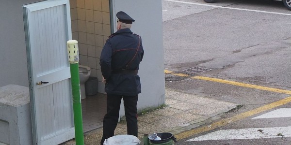 FannoSESSOneiBAGNIpubbliciMAarrivanoIcarabinieri (5)