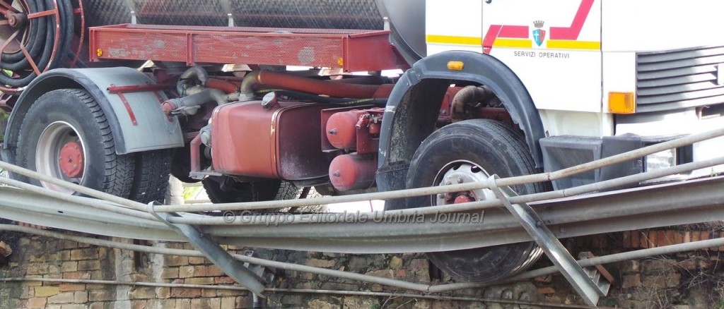 Ponte di Bastiola, chiuso al traffico dopo incidente