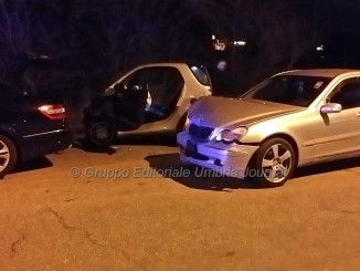Incidente stradale di fronte piscina, due persone ferite