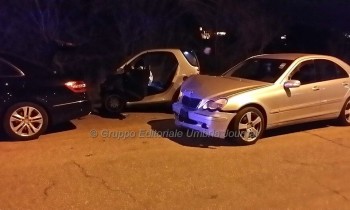 Incidente stradale di fronte piscina, due persone ferite