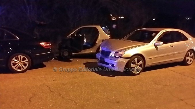 Incidente stradale di fronte piscina, due persone ferite