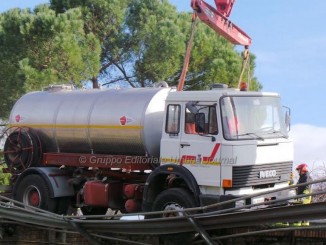 Tragedia sfiorata, mezzo pesante in bilico sul ponte di Bastiola