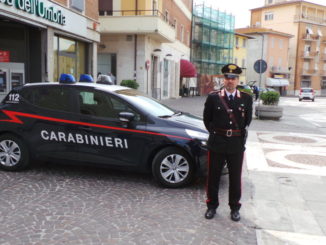 Ladri giovanissimi saccheggiano un negozio, un arresto e due denunce