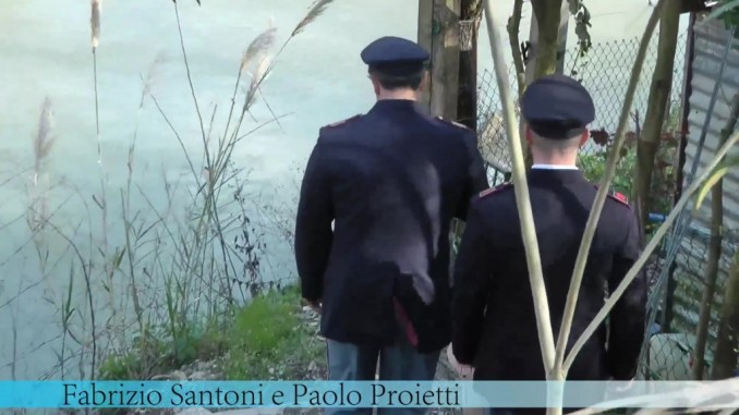 Vuole morire, si getta nel fiume, ma arrivano due eroi e...[FOTO E VIDEO]