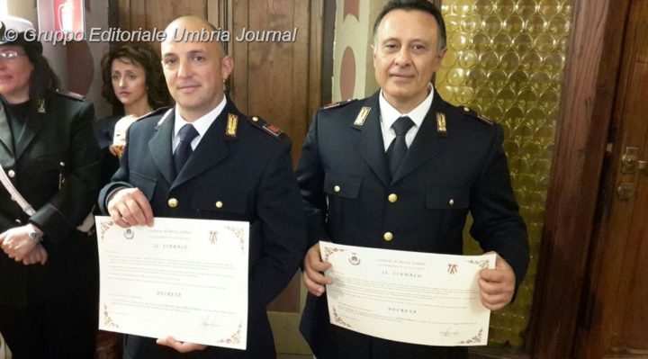 Premiati i due eroi della polizia che salvarono un uomo