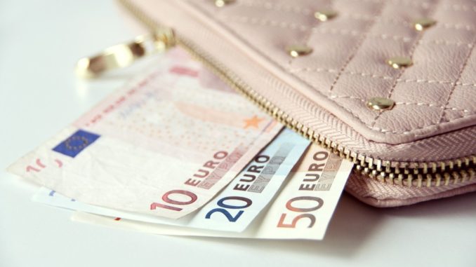Trova portafoglio con quasi mille euro e lo restituisce