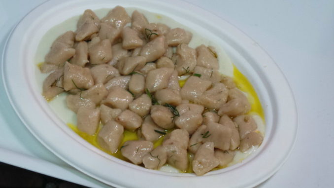 Cominciata la Sagra della Porchetta di Costano, tutti in fila per lo gnocco