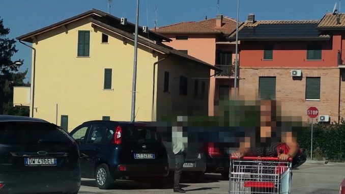Mendicanti insistenti fuori dai supermercati, succede a Bastia [VIDEO]