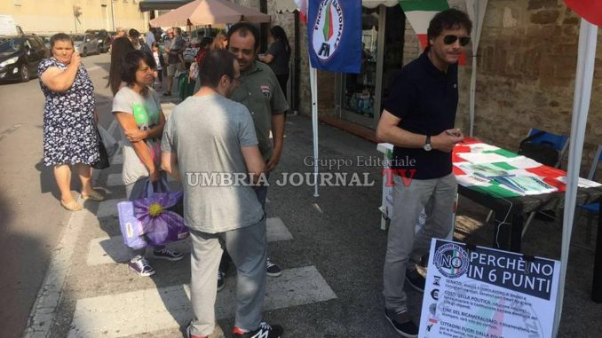 Gazebo comitato del No al Referenfum del Fronte Nazionale a Bastia Umbra
