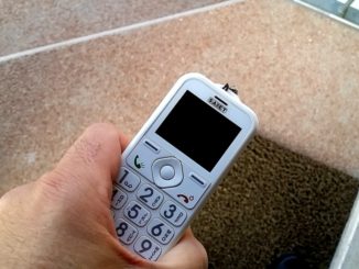 Due giovanissimi, forse fidanzati, un gesto gentile verso una anziana signora