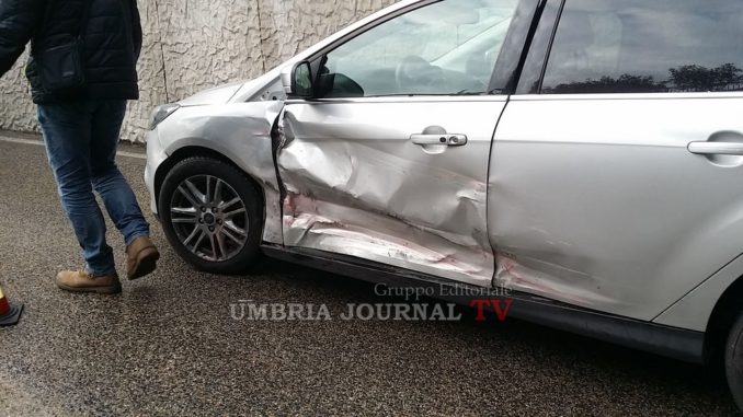 Incidente stradale a Bastia, perde controllo dell'auto e si schianta su una Focus
