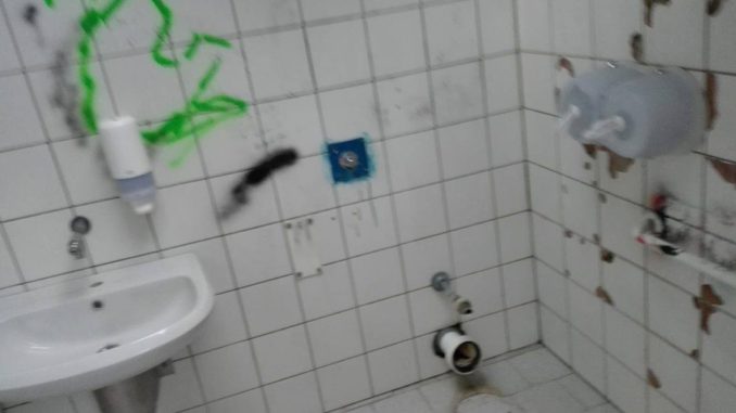Vandali a Bastia, distrutti bagni pubblici dei Giardini di viale Marconi