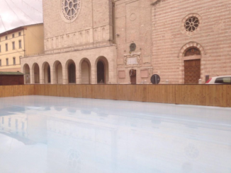 Pista di ghiaccio in piazza Mazzini a Bastia Umbra montata da impresa privata