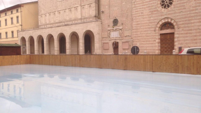 Pista di ghiaccio in piazza Mazzini a Bastia Umbra montata da impresa privata