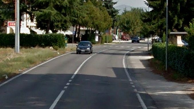 Il platano pericolante sarà abbattuto, chiusa via Torgianese a Bastia Umbra