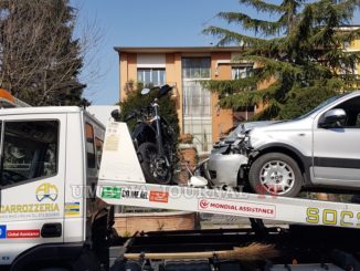 Scontro tra auto e moto in via Roma a Bastia, ferito motociclista