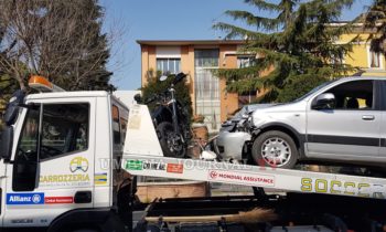 Scontro tra auto e moto in via Roma a Bastia, ferito motociclista