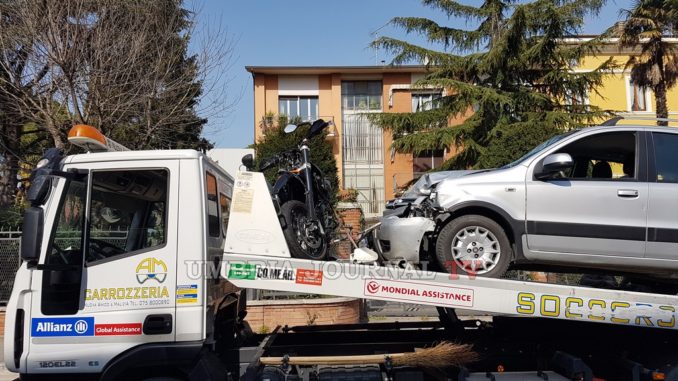 Scontro tra auto e moto in via Roma a Bastia, ferito motociclista