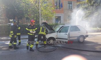 Automobile prende fuoco in via Roma a Bastia Umbra