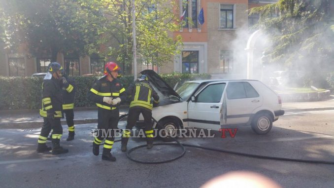 Automobile prende fuoco in via Roma a Bastia Umbra