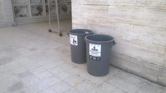 Cimitero di Bastia Umbria, raccolta differenziata dei rifiuti