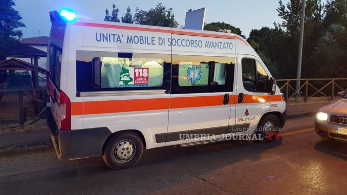 Cade da scala mentre lavorava in negozio, è grave in ospedale