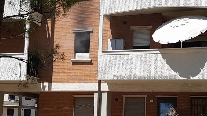 Vasca prende a fuoco, incendio a Bastia Umbra, anziani salvi grazie ai vicini di casa