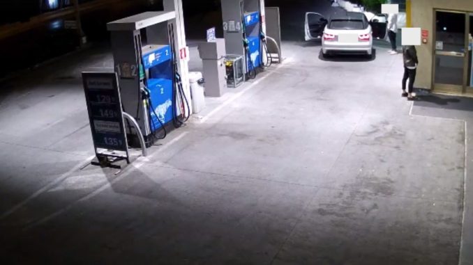 Fa pipì al distributore Esso di Bastiola, la madre, vai a chiedere scusa
