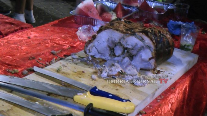 Pic nic in piazza, tanti i partecipanti, la porchetta regina della festa