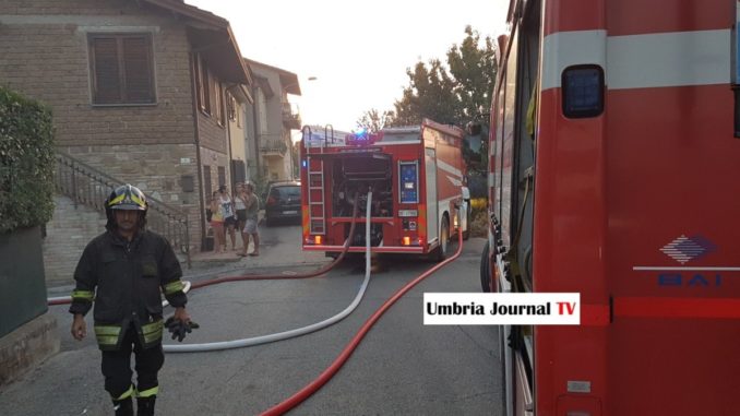 Esplosione a Bastia Umbra, vigile del fuoco salva tre anziani