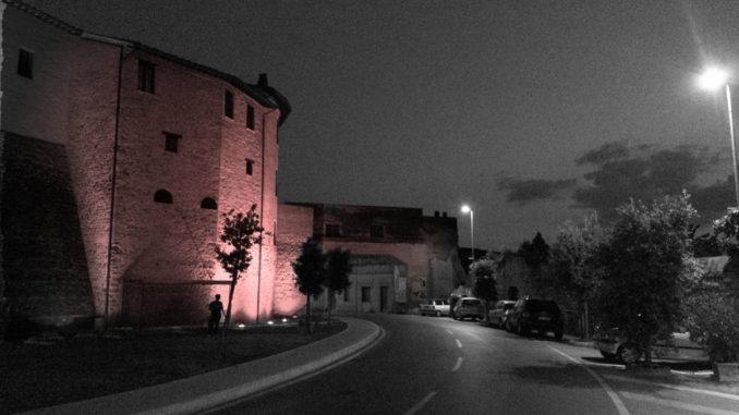 Giornata Nazionale dell’Afasia, Bastia Umbra illumina di rosso la Rocca baglionesca