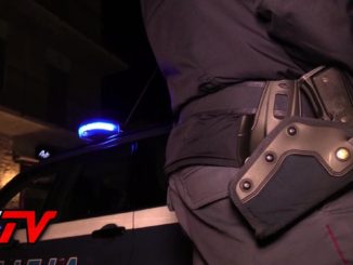 Minaccia la madre e aggredisce polizia, fugge, ma viene preso e denunciato