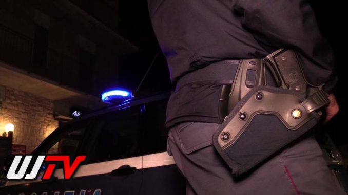 Minaccia la madre e aggredisce polizia, fugge, ma viene preso e denunciato